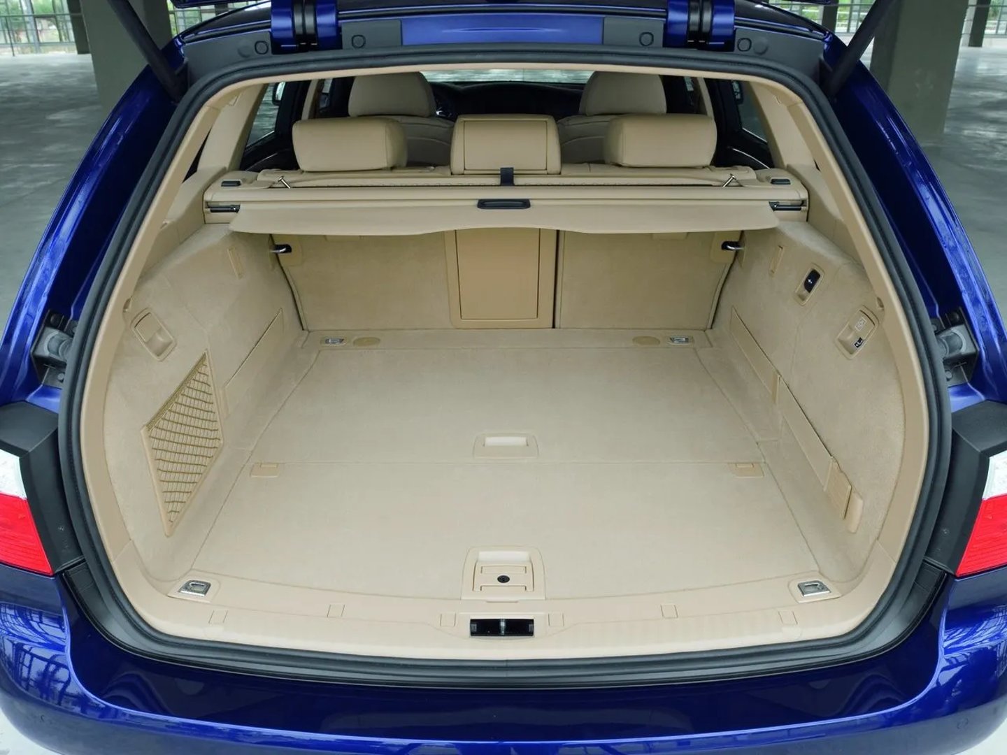 BMW_5_series_5_generation_restyling__Estate_5-door__5.jpg