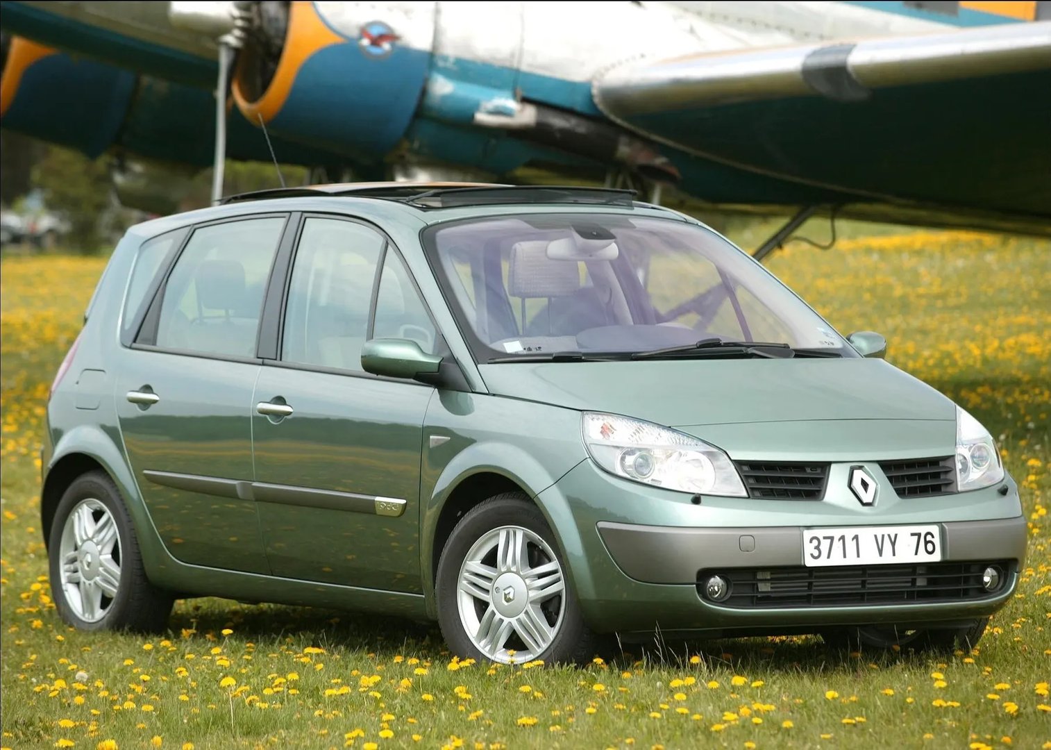 Renault_Scenic_2_generation__Compact_Van__10.jpg