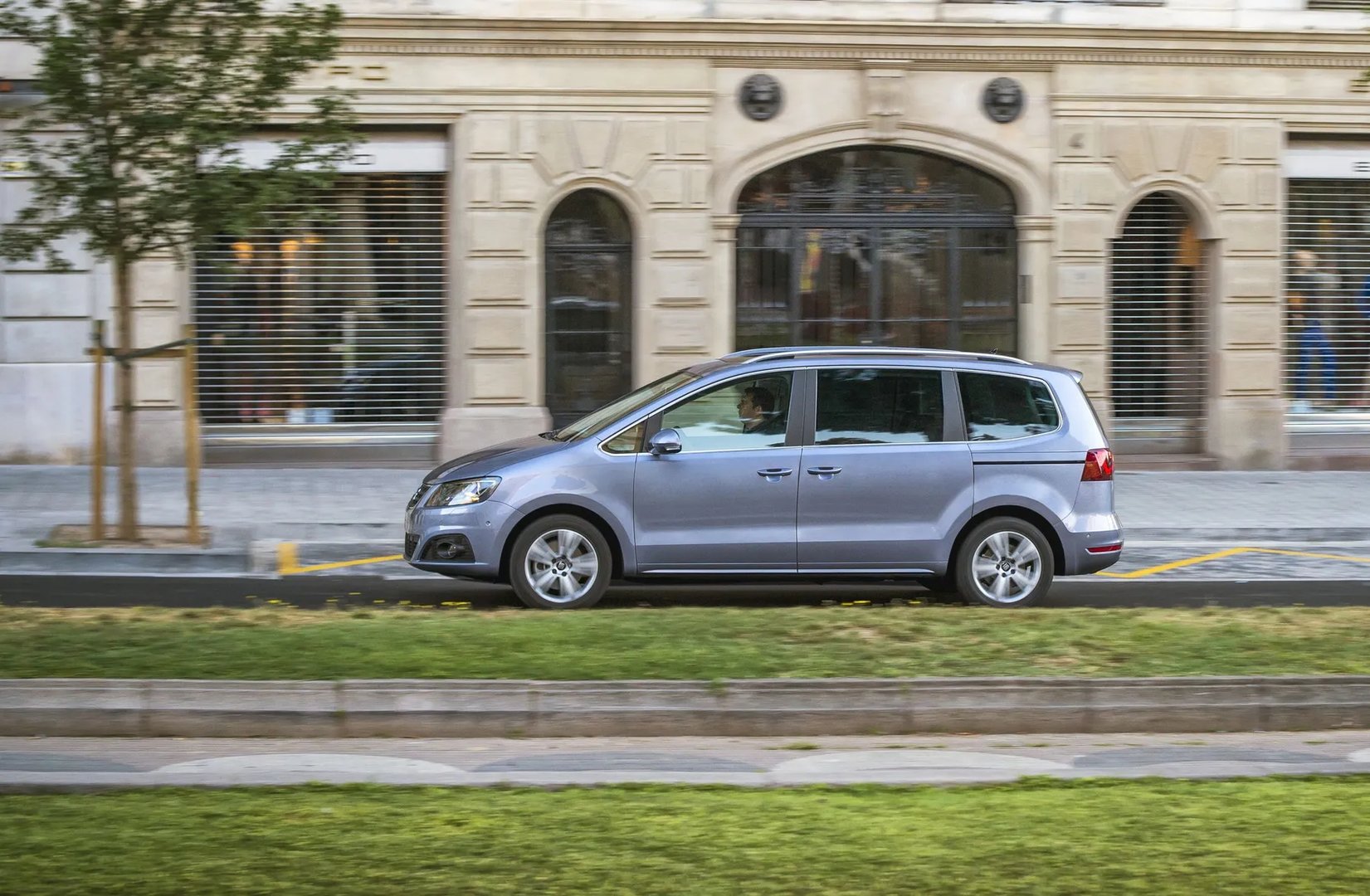 SEAT_Alhambra_2_generation_restyling__Minivan__13.jpg
