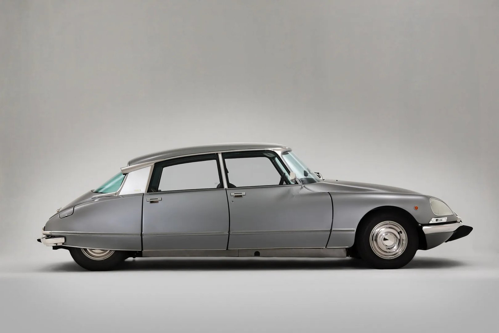 Citroen_DS_1_generation_restyling_2__Sedan__2.jpg