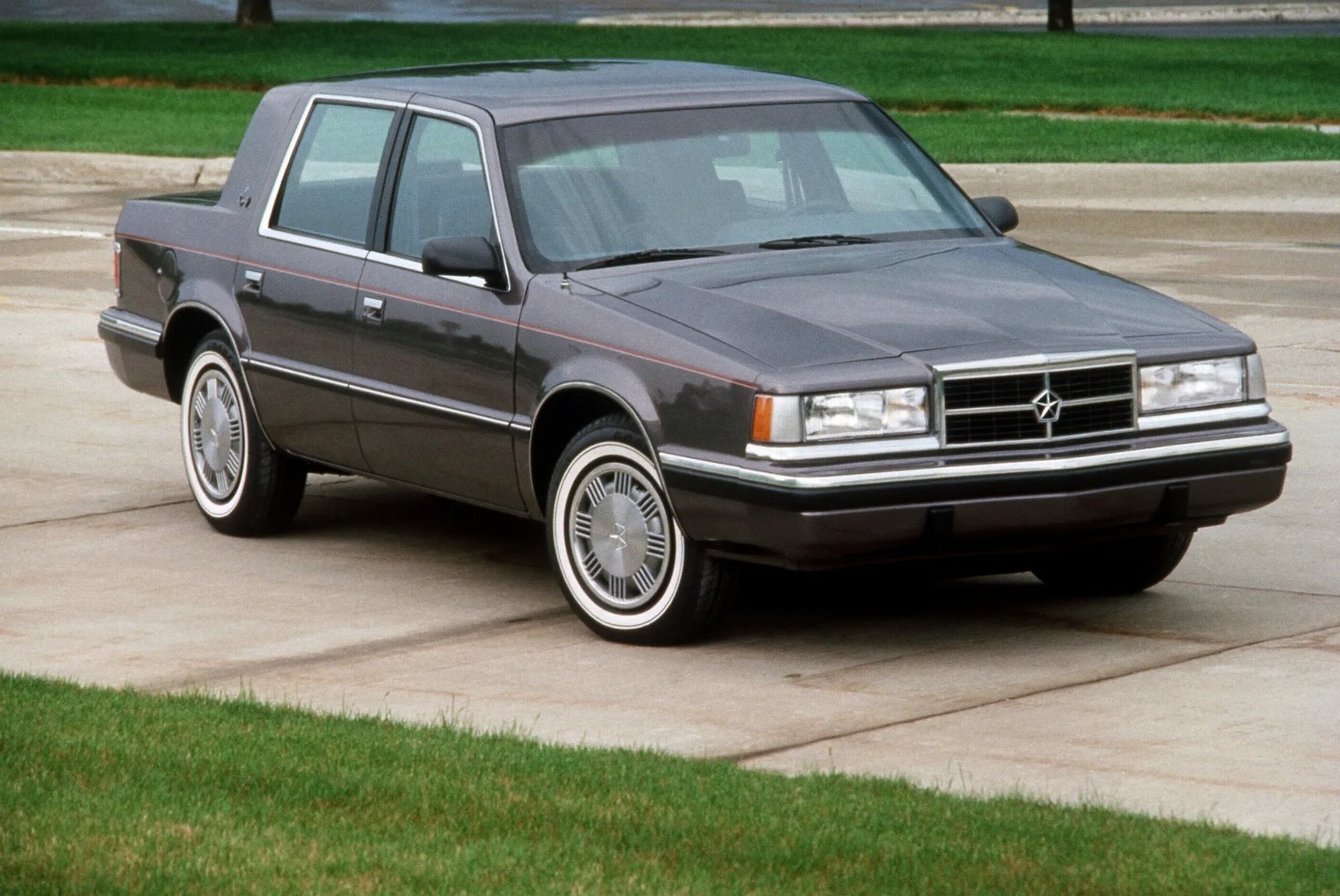 Dodge_Dynasty_1_generation__Sedan__5.jpg
