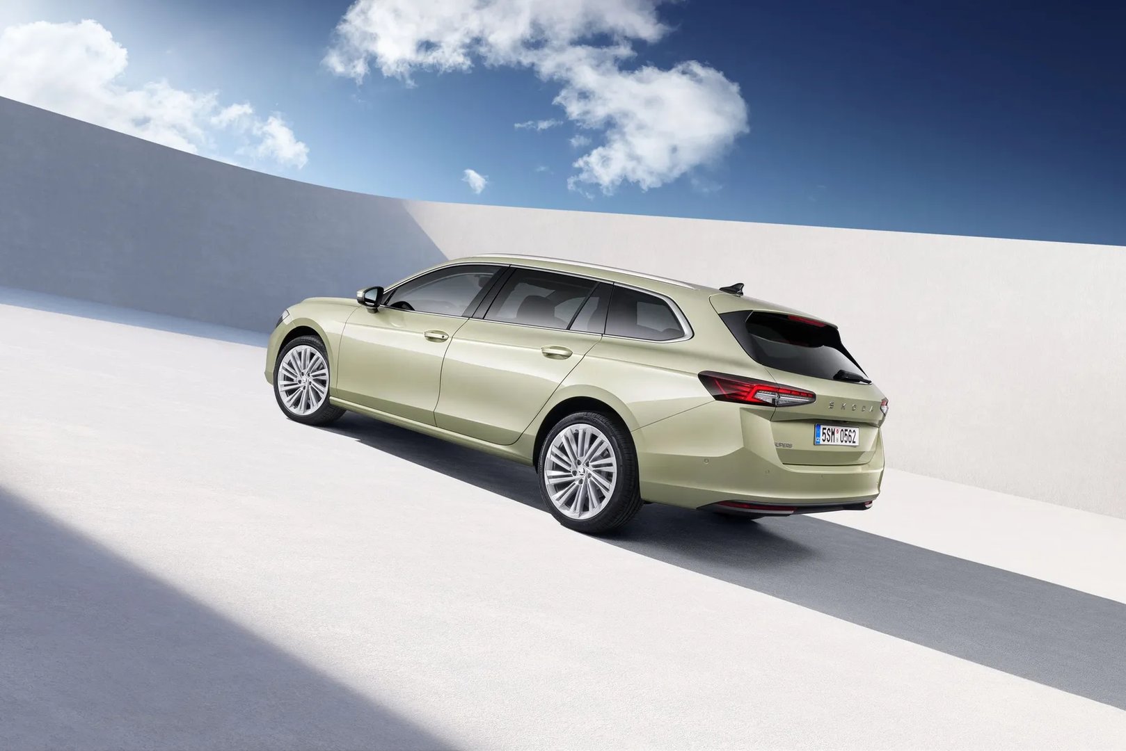 Skoda_Superb_4_generation__Estate__4.jpg
