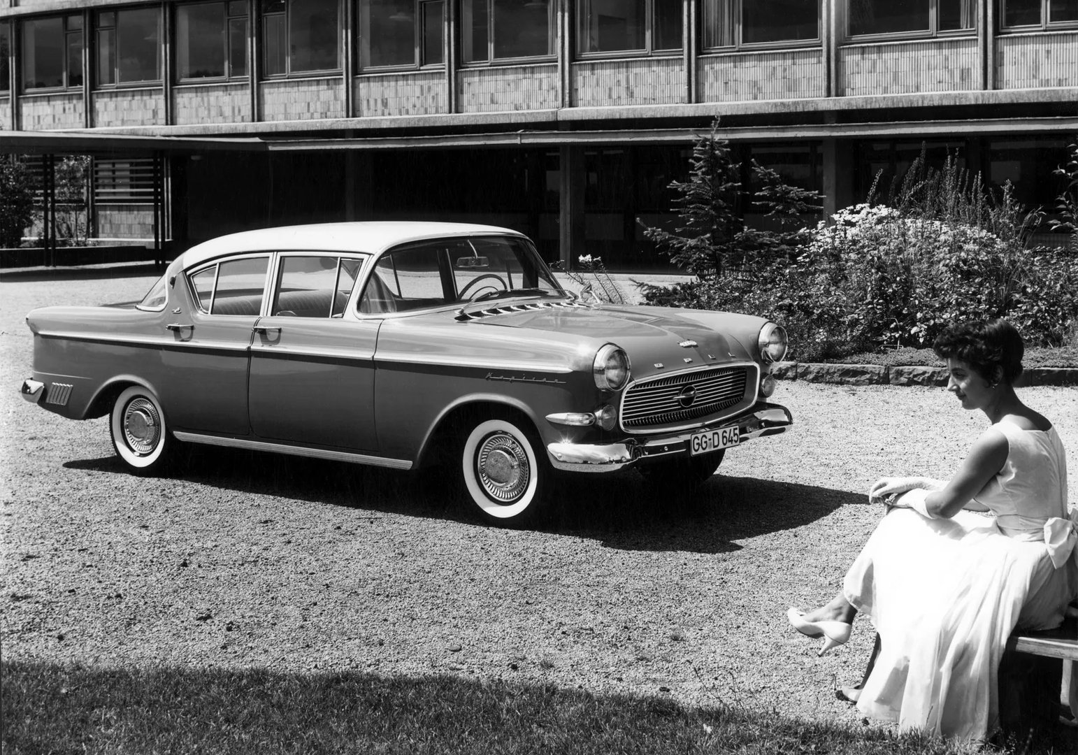 Opel_Kapitan_3_generation__Sedan__3.jpg