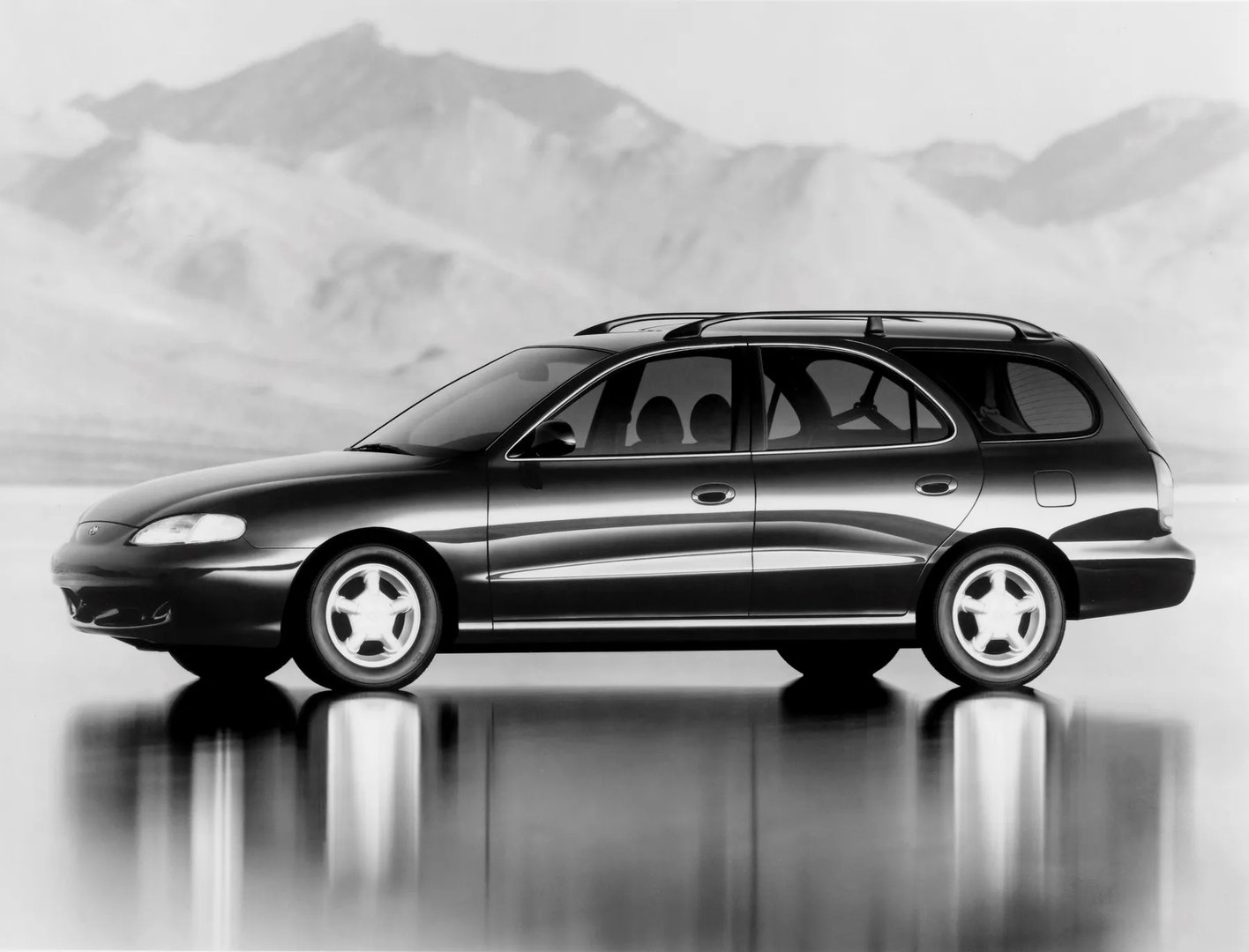 Hyundai_Elantra_2_generation__Estate_5-door__2.jpg