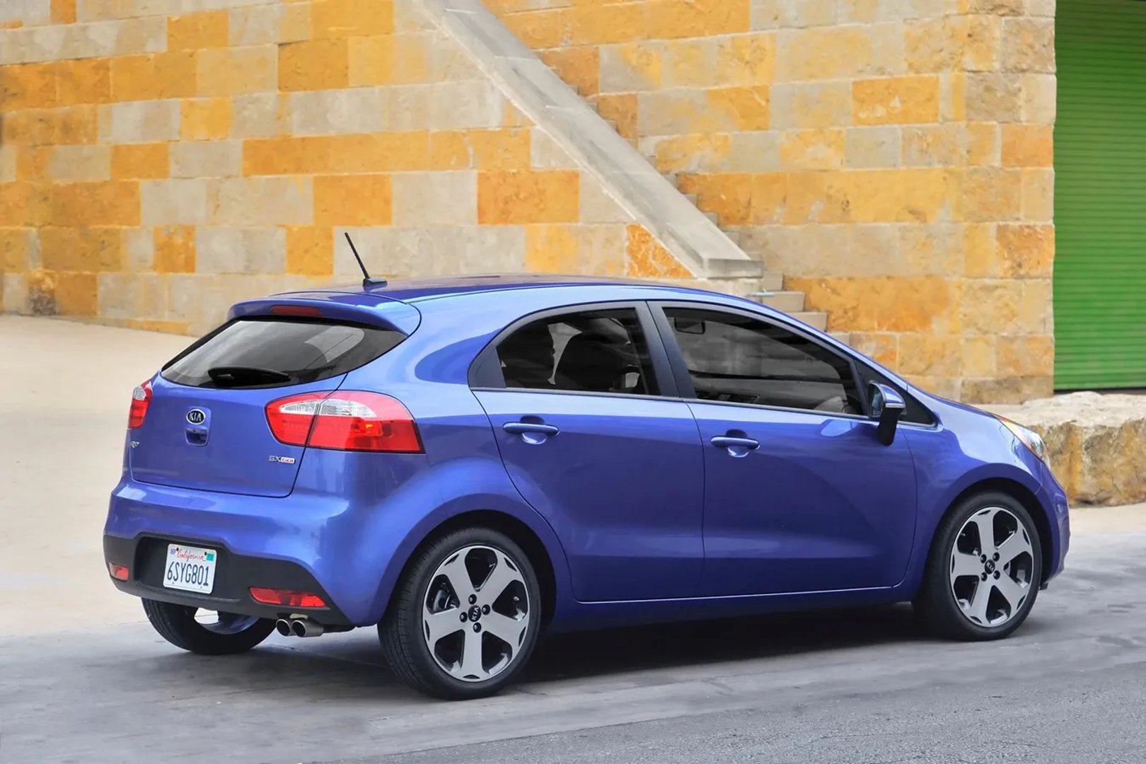 Kia_Rio_3_generation__Hatchback_5-door__8.jpg