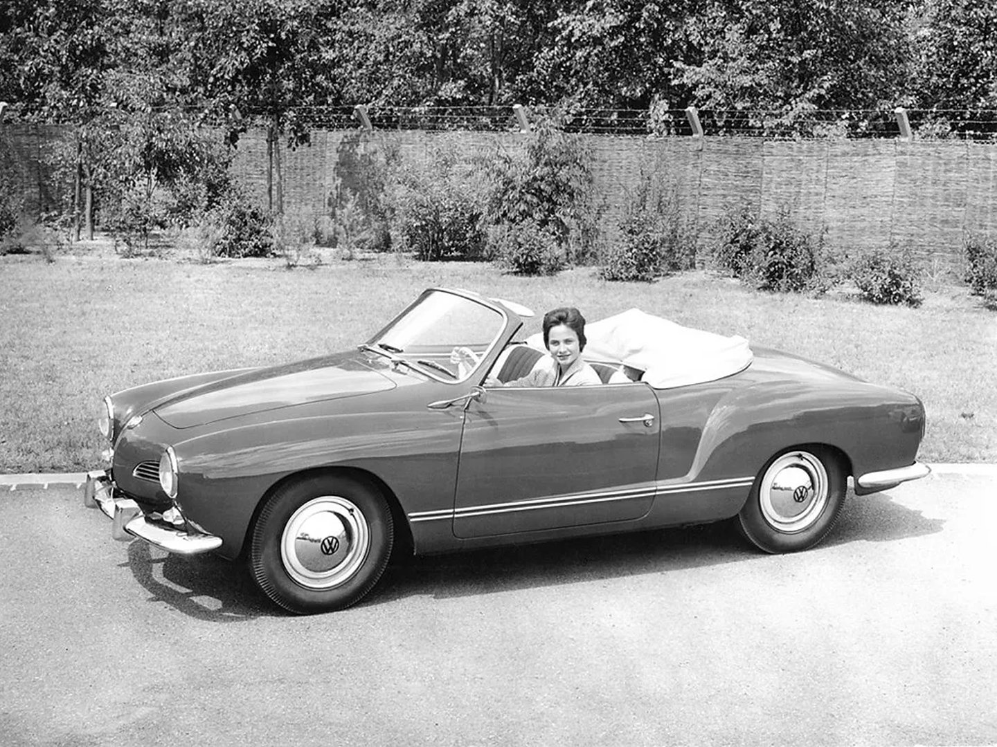 Volkswagen_Karmann-Ghia_1_generation__Cabrio__6.jpg