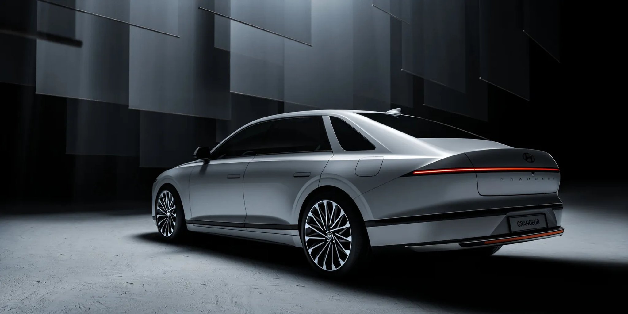 Hyundai_Grandeur_7_generation__Sedan__2.jpg
