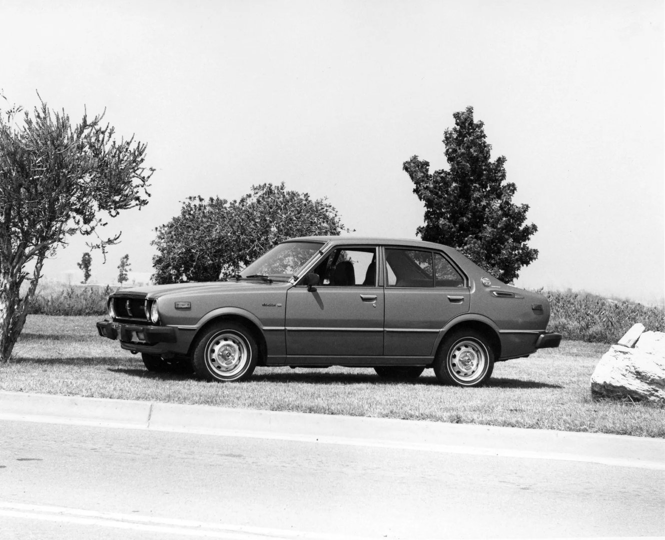 Toyota_Corolla_3_generation__Sedan__7.jpg