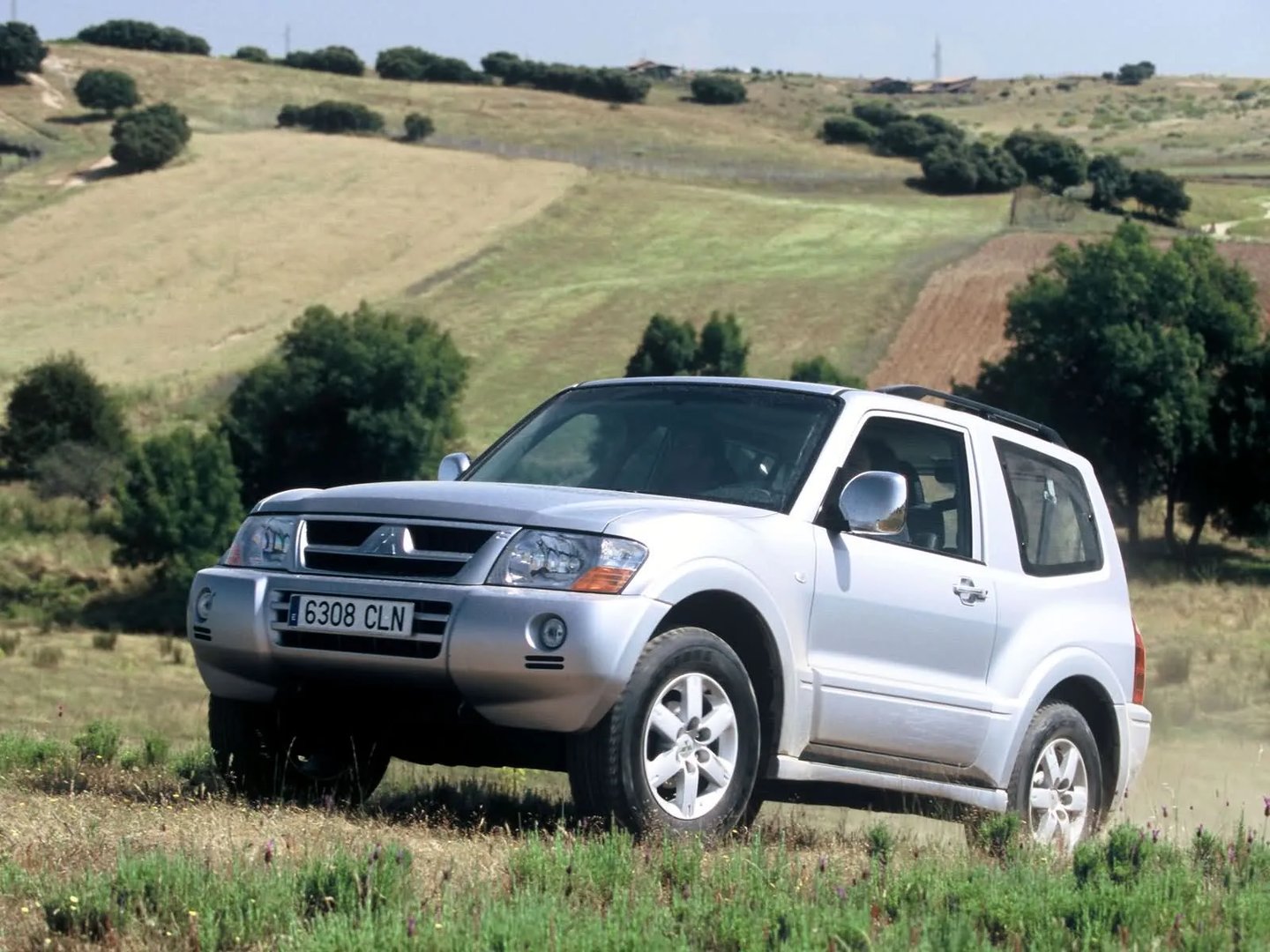 Mitsubishi_Montero_3_generation__SUV_3-doors__7.jpg