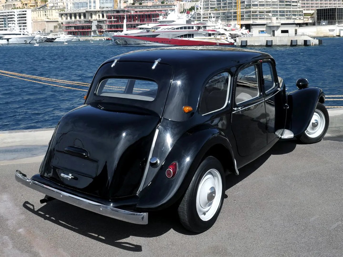 Citroen_Traction_Avant_1_generation__Estate_5-door__2.jpg