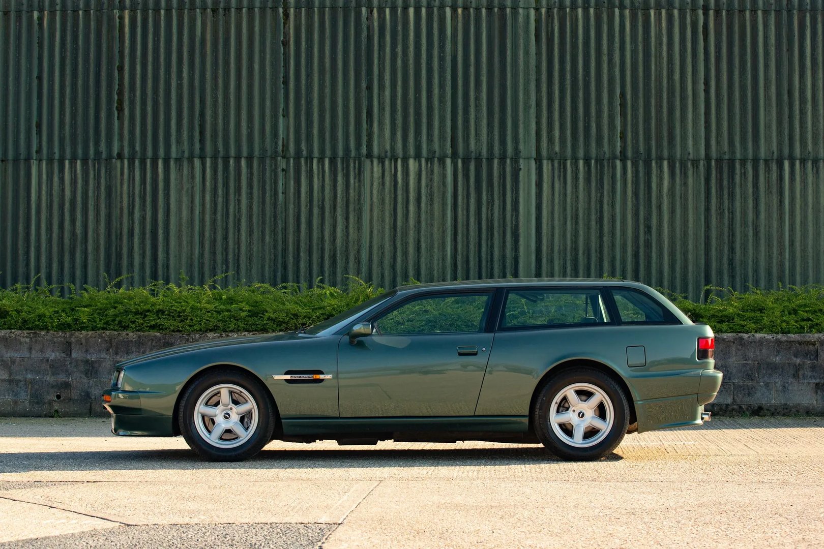 Aston Martin_Virage_1_generation__Estate_3-door__4.jpg