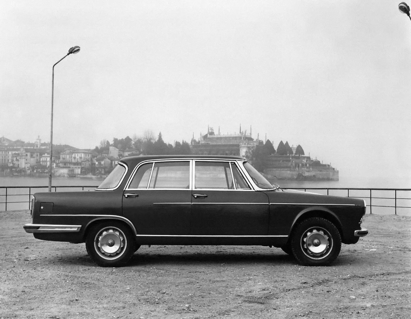 Alfa Romeo_2600_1_generation__Sedan__2.jpg