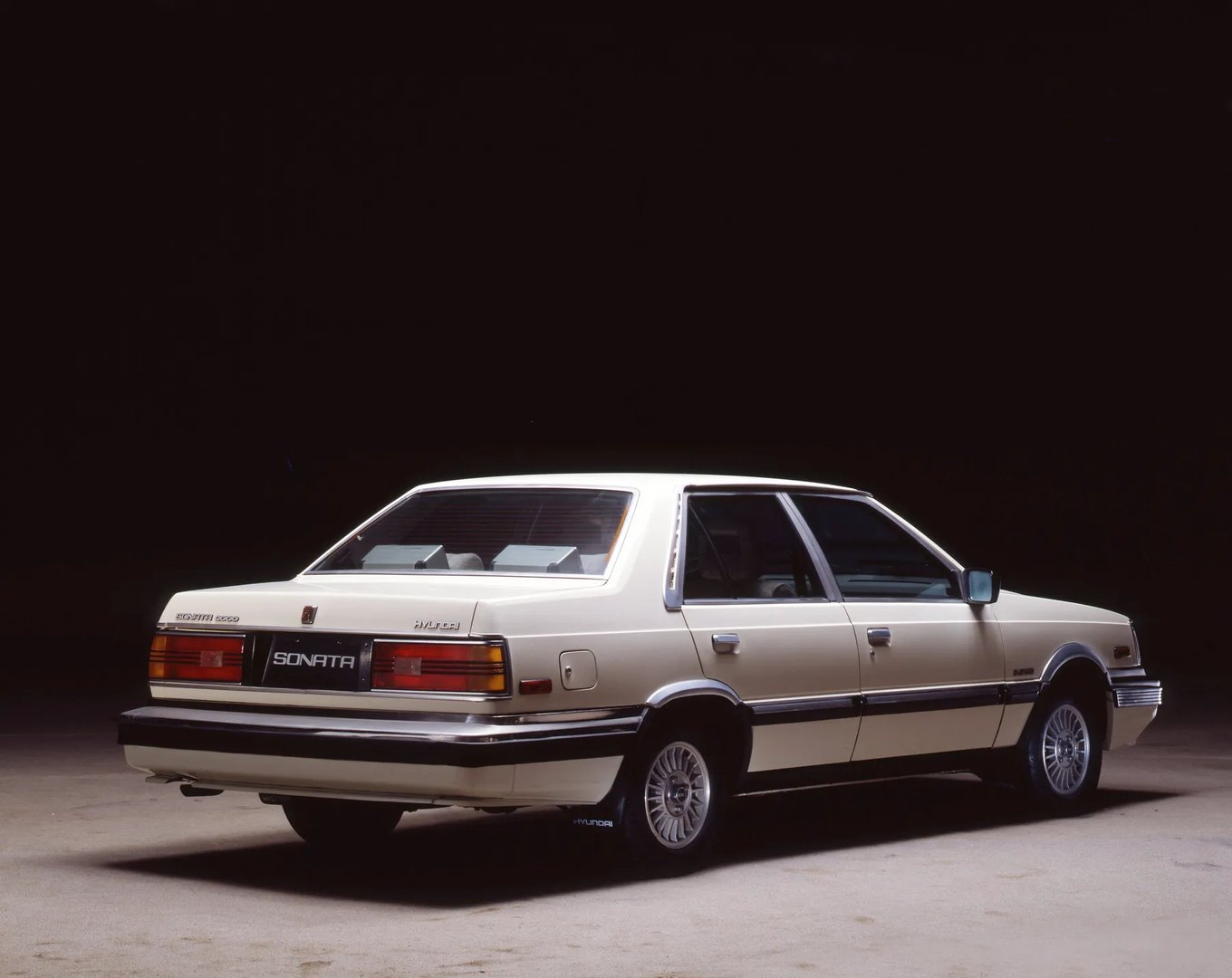 Hyundai_Sonata_1_generation__Sedan__2.jpg