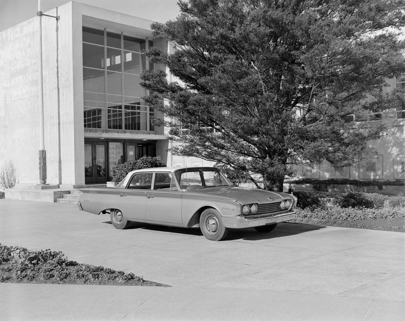 Ford_Fairlane_3_generation__Sedan__2.jpg