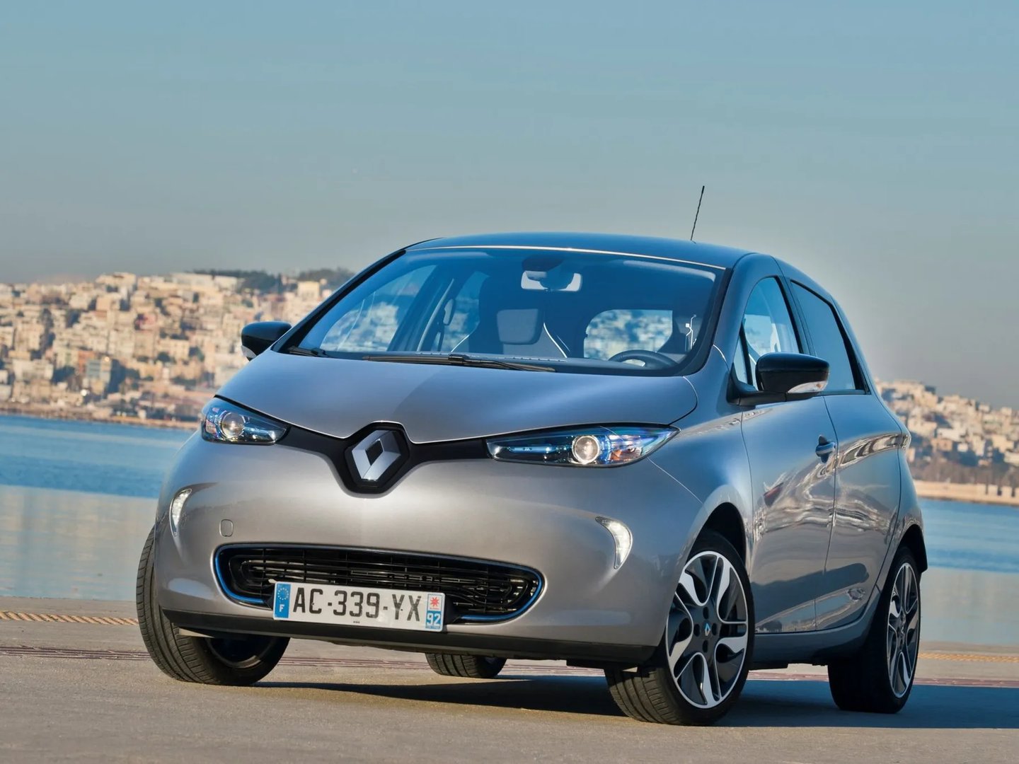 Renault_ZOE_1_generation__Mini_5-doors__9.jpg