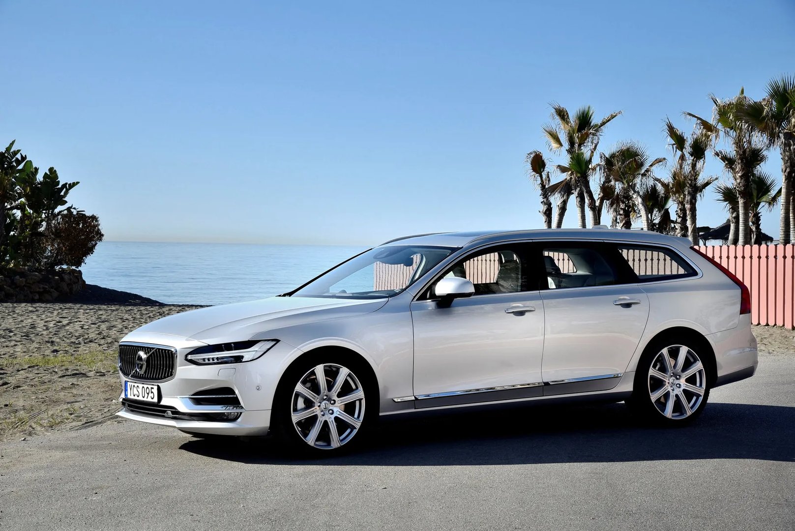 Volvo_V90_2_generation__Estate_5-door__8.jpg