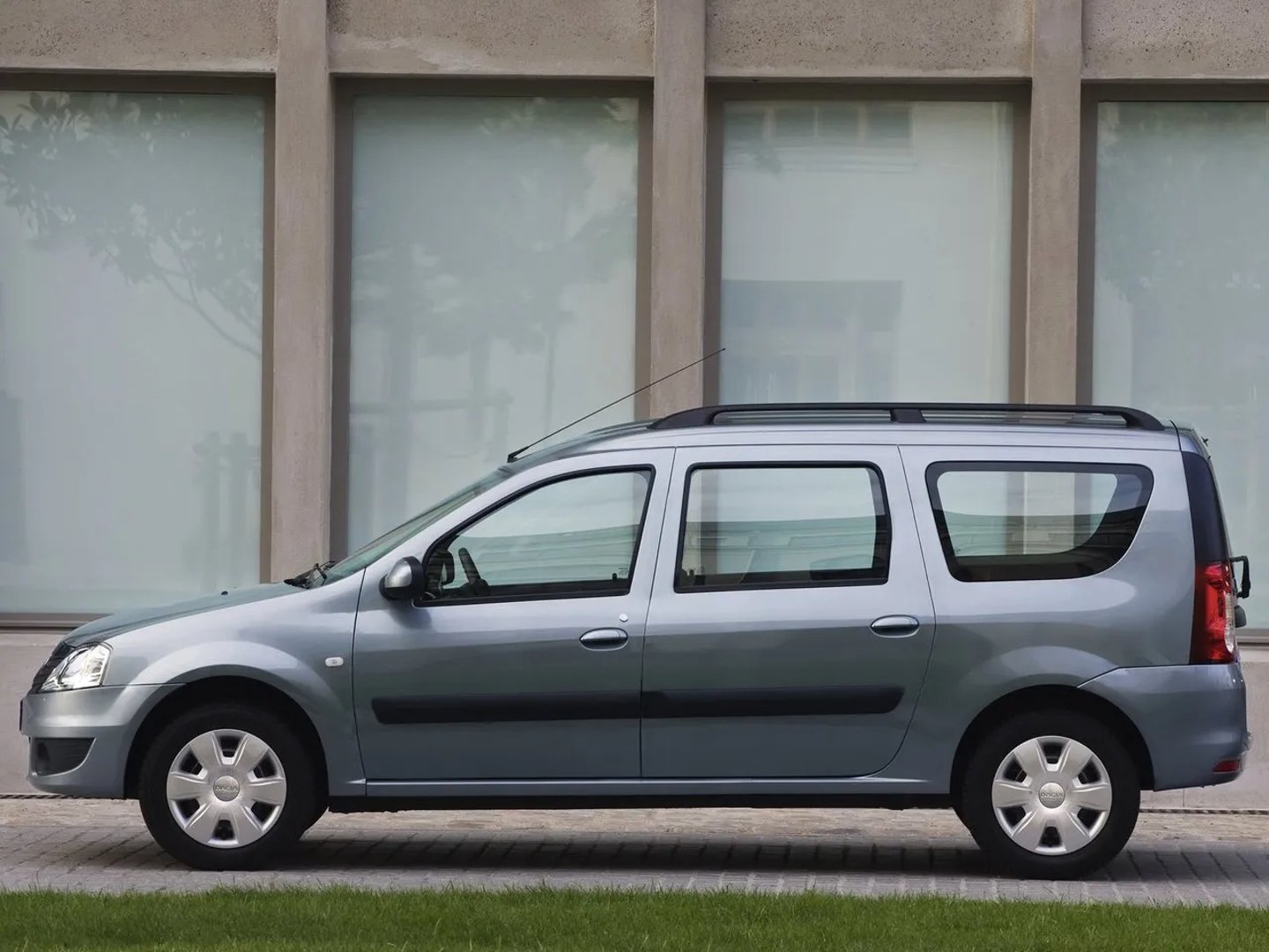 Dacia_Logan_1_generation__Estate_5-door__2.jpg