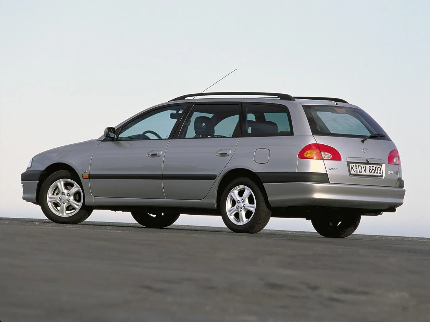 Toyota_Avensis_1_generation__Estate_5-door__1.jpg