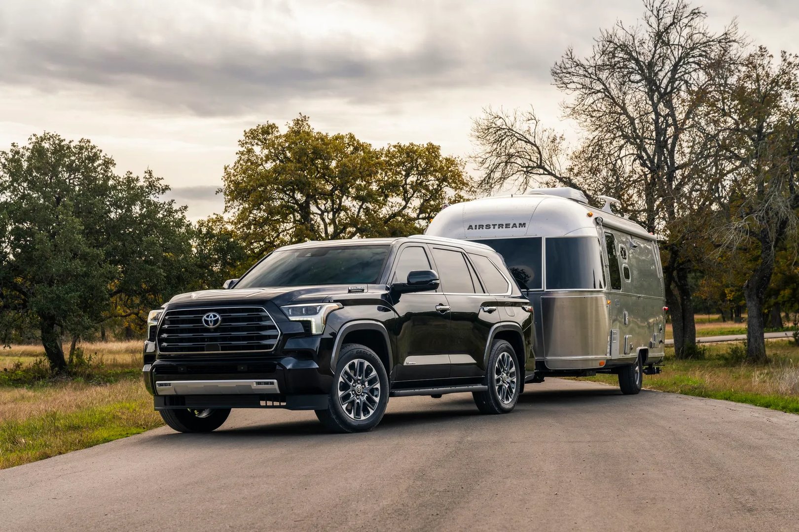 Toyota_Sequoia_3_generation__SUV_5-doors__8.jpg