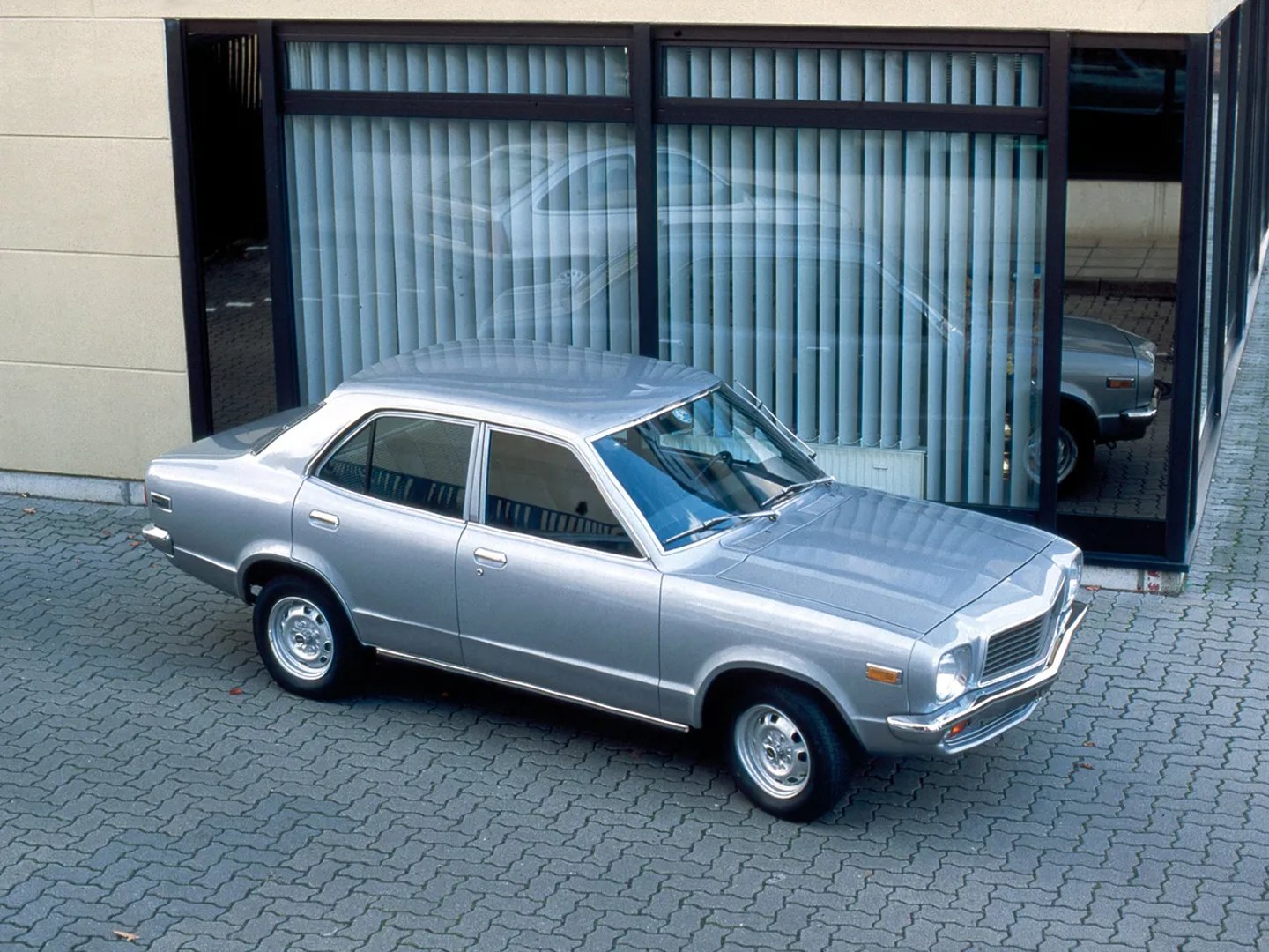 Mazda_818_1_generation__Sedan__3.jpg