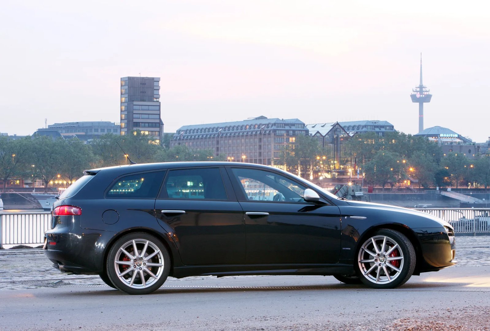 Alfa Romeo_159_1_generation__Estate_5-door__6.jpg