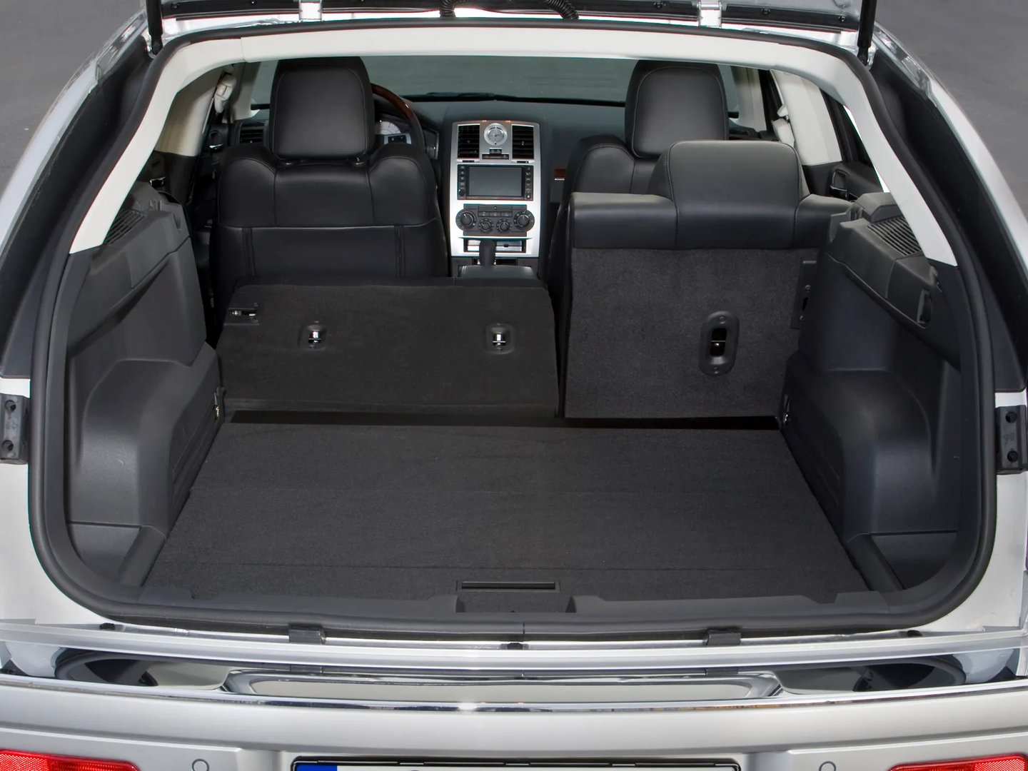 Chrysler_300C_1_generation_restyling_1__Estate_5-door__13.jpg