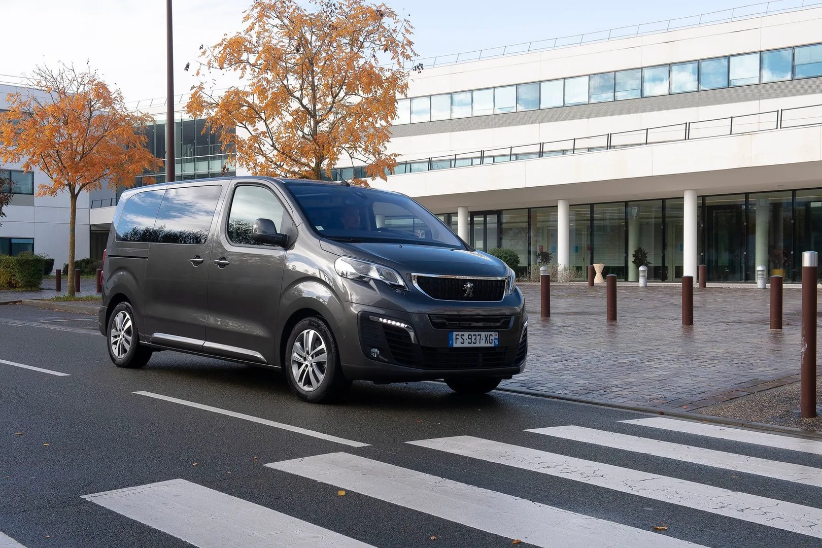 Peugeot_e-Traveller_1_generation__Minivan__1.jpg