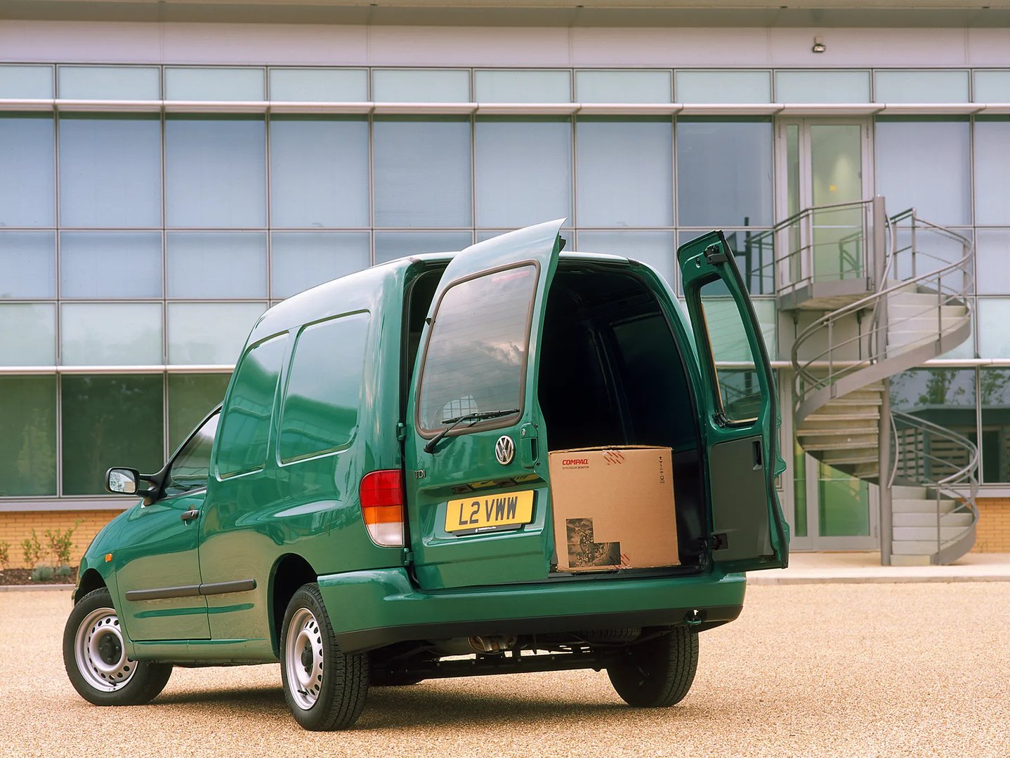 Volkswagen_Caddy_2_generation__Compact_Van__3.jpg