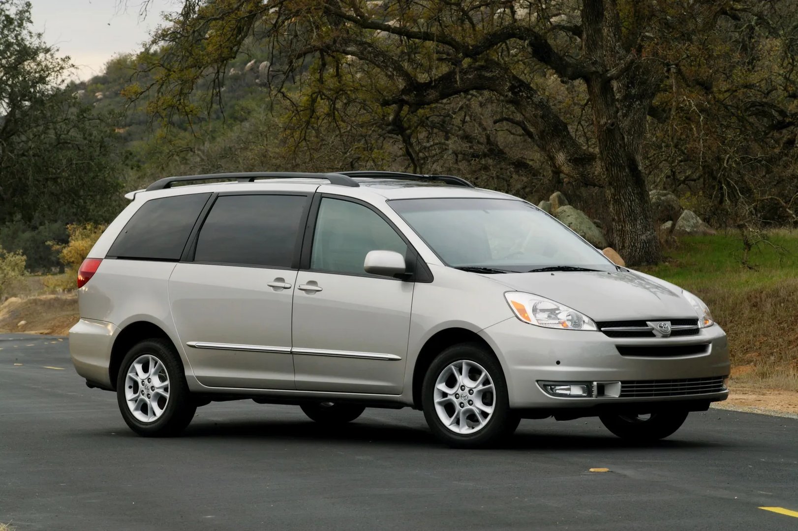 Toyota_Sienna_2_generation__Minivan__7.jpg