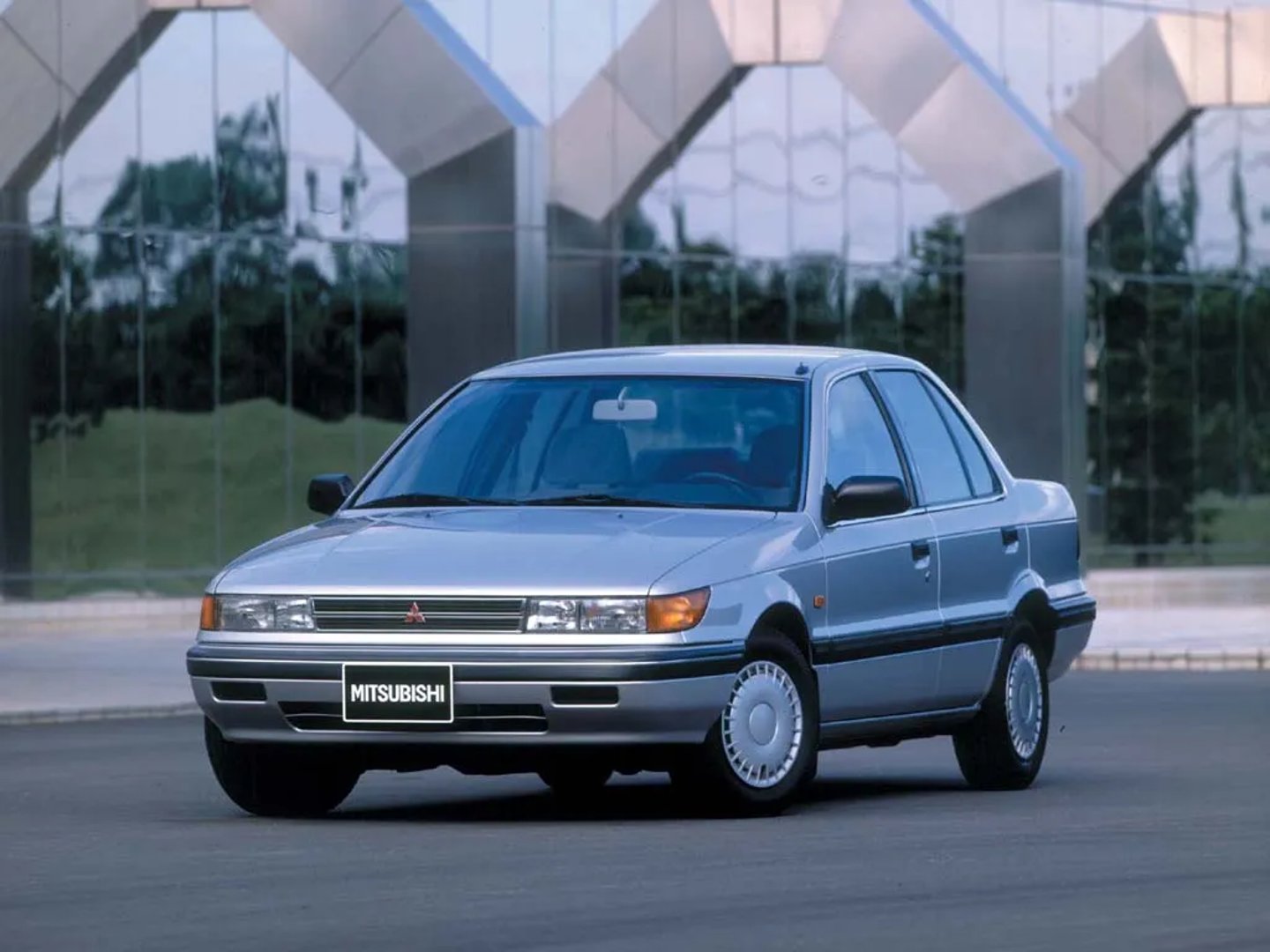 Mitsubishi_Lancer_6_generation__Sedan__2.jpg