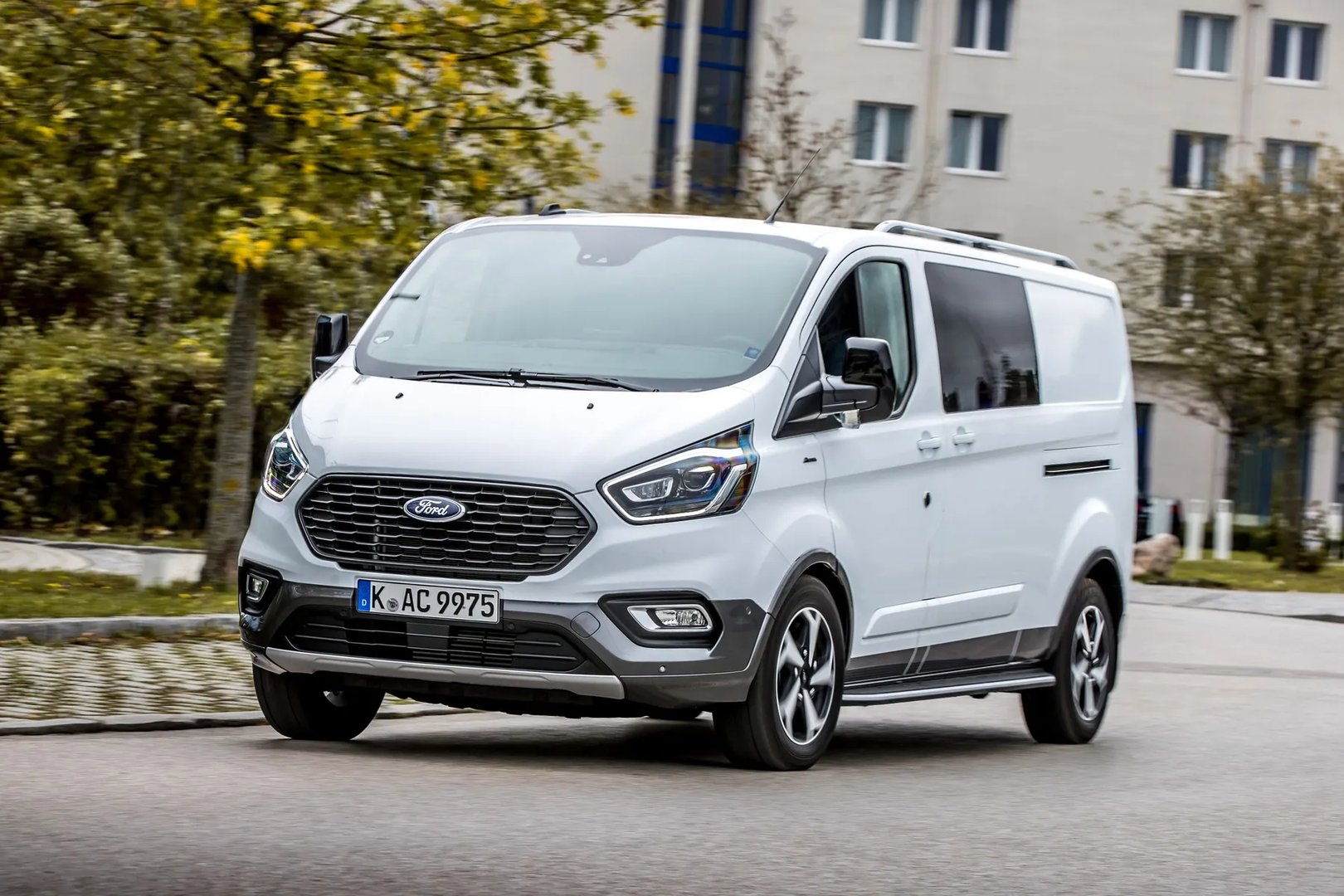 —  Minivan Long