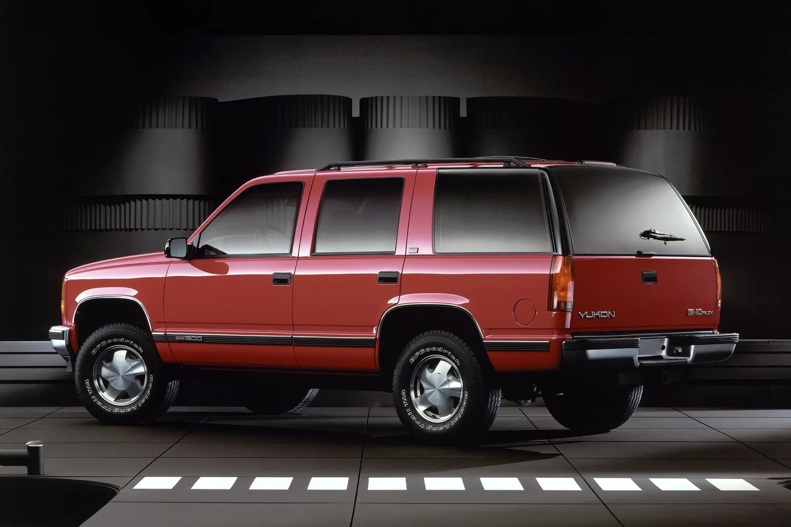 GMC_Yukon_1_generation__SUV_5-doors__2.jpg