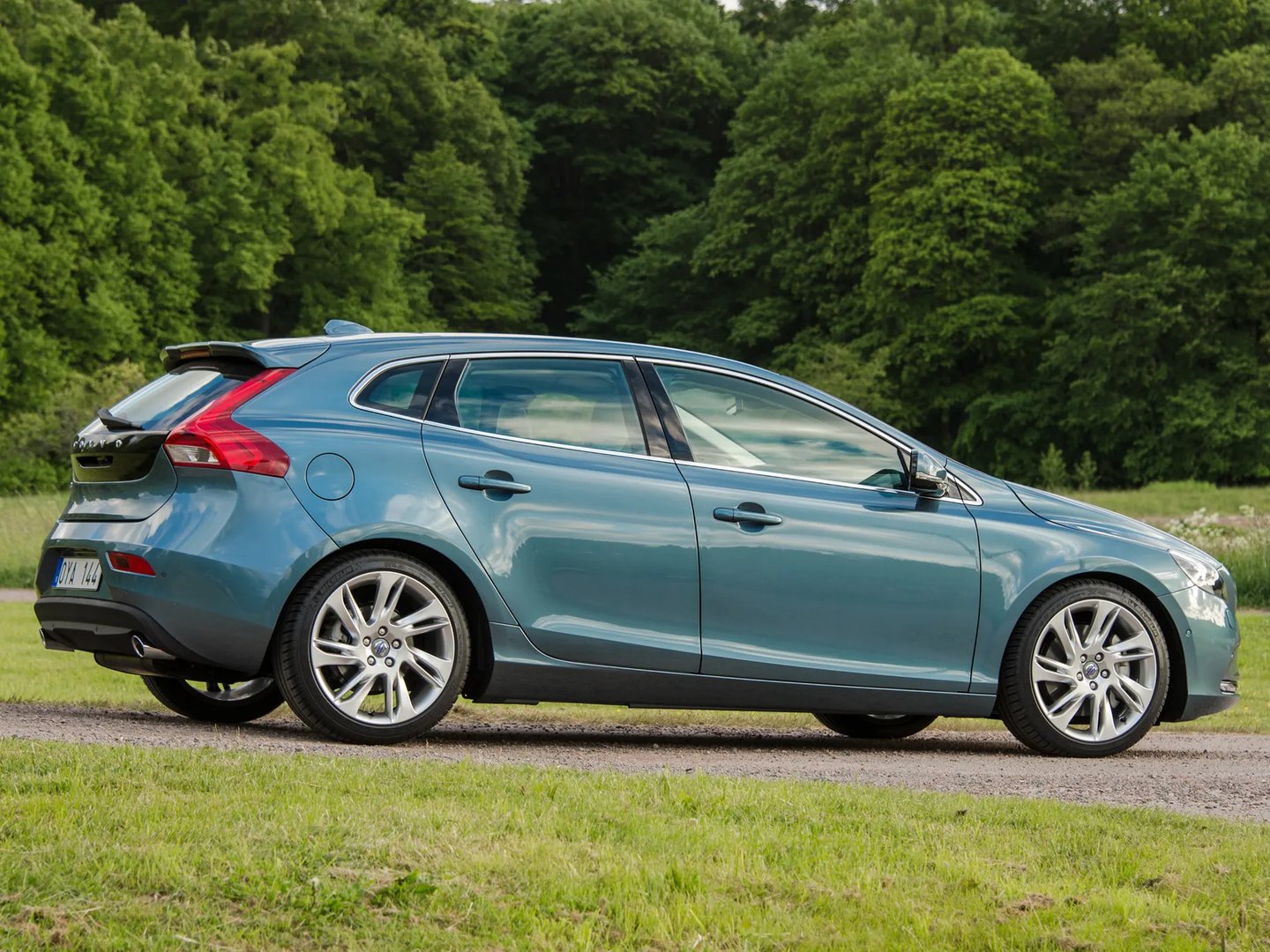 Volvo_V40_2_generation__Mini_5-doors__11.jpg