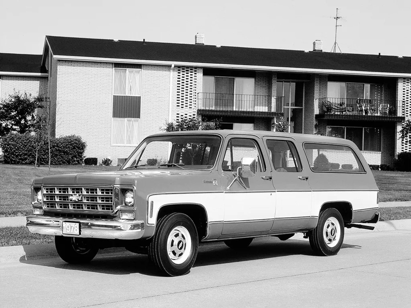 Chevrolet_Suburban_7_generation__SUV_5-doors__12.jpg
