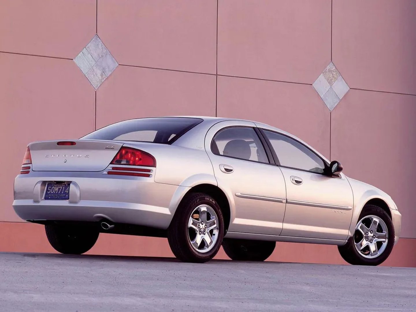 Dodge_Stratus_2_generation__Sedan__1.jpg