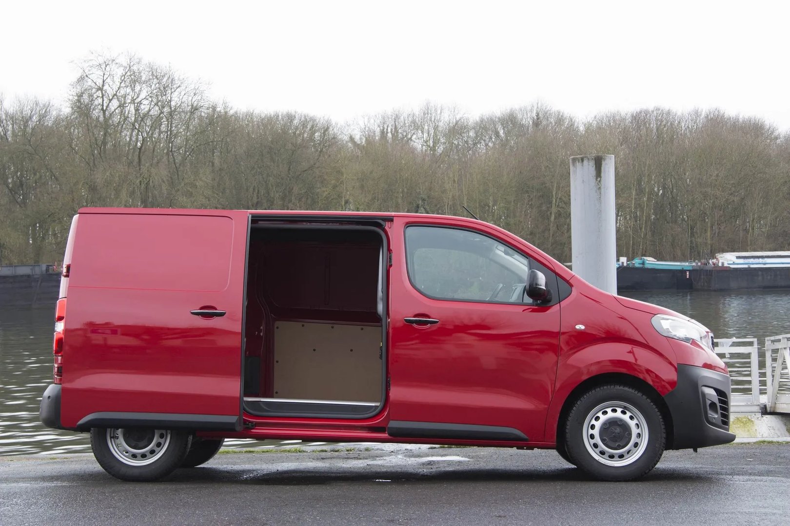 Peugeot_Expert_3_generation__Van__3.jpg