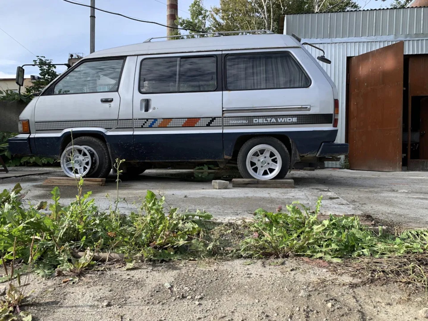 Daihatsu_Delta_Wagon_2_generation__Minivan__1.jpg