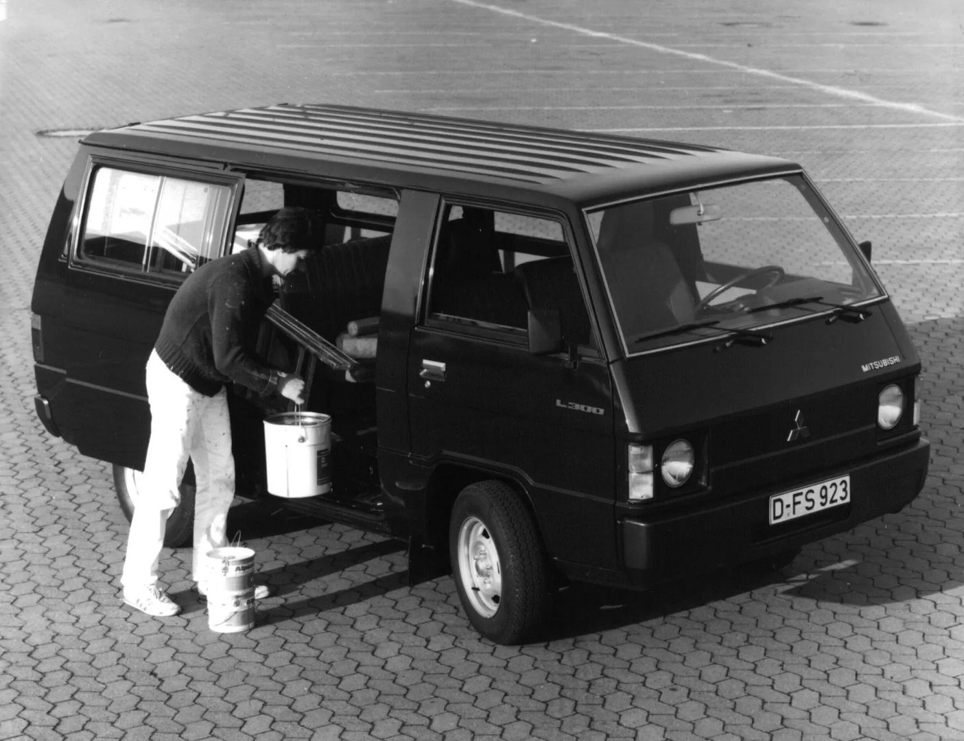 Mitsubishi_L300_1_generation__Minivan__8.jpg
