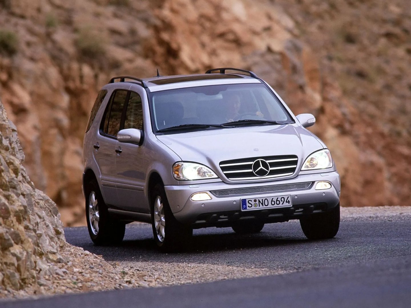 Mercedes_M-Class_1_generation_restyling__SUV_5-doors__6.jpg