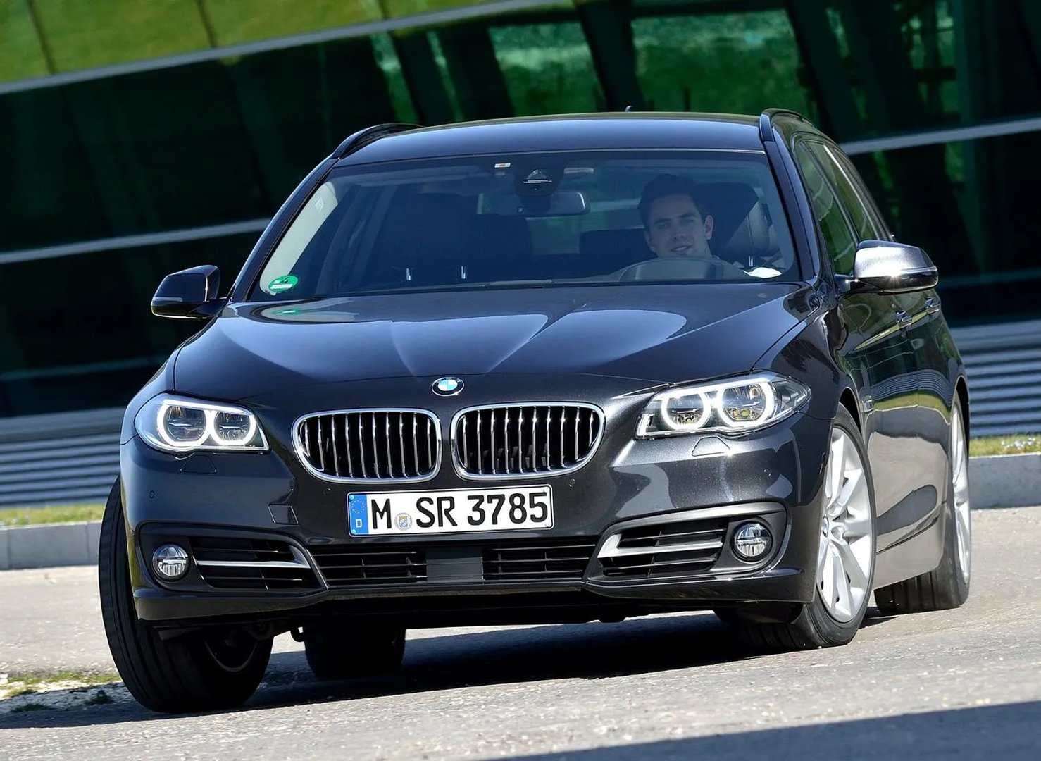 BMW_5_series_6_generation_restyling__Estate_5-door__1.jpg