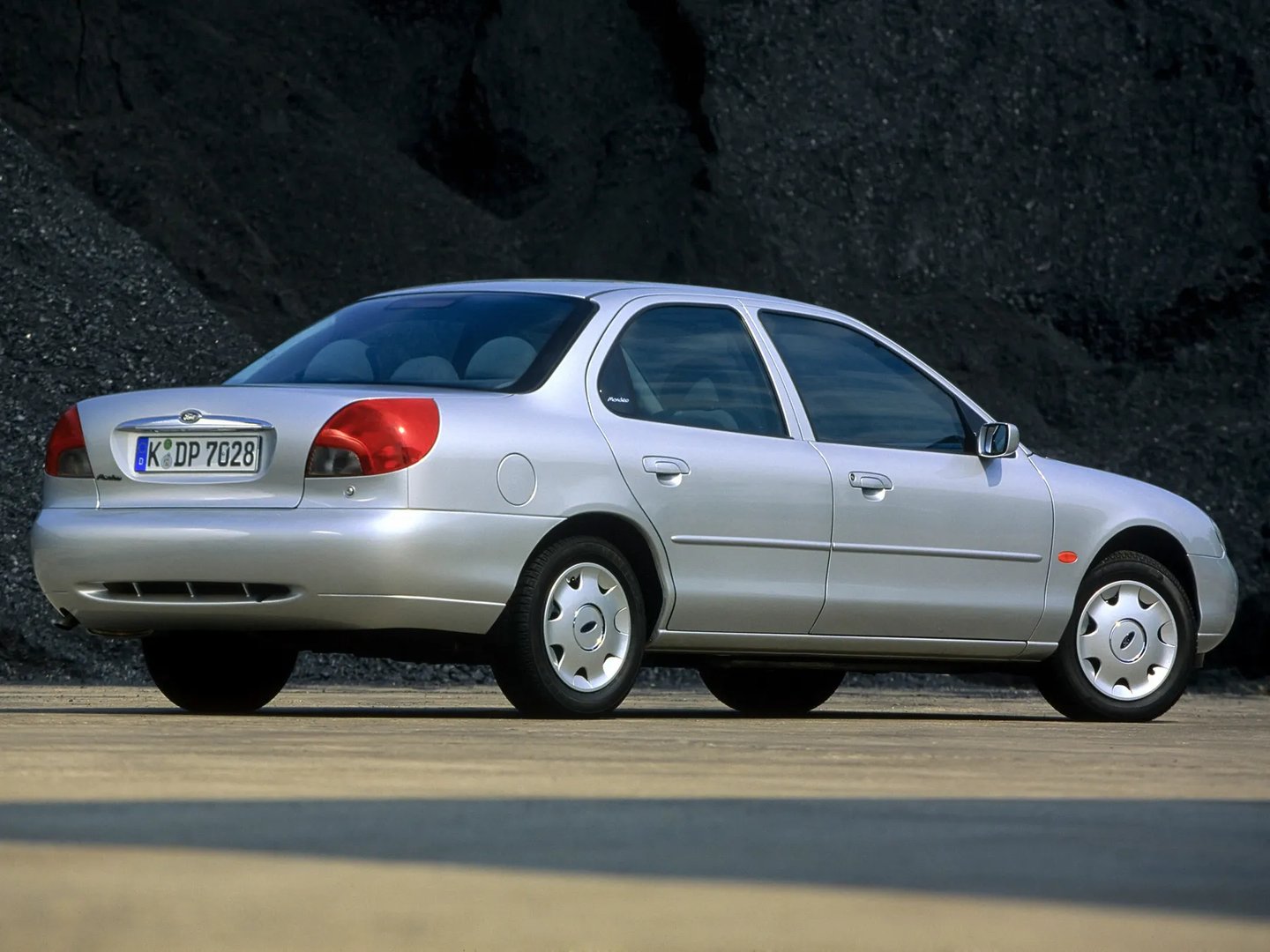 Ford_Mondeo_2_generation__Sedan__7.jpg