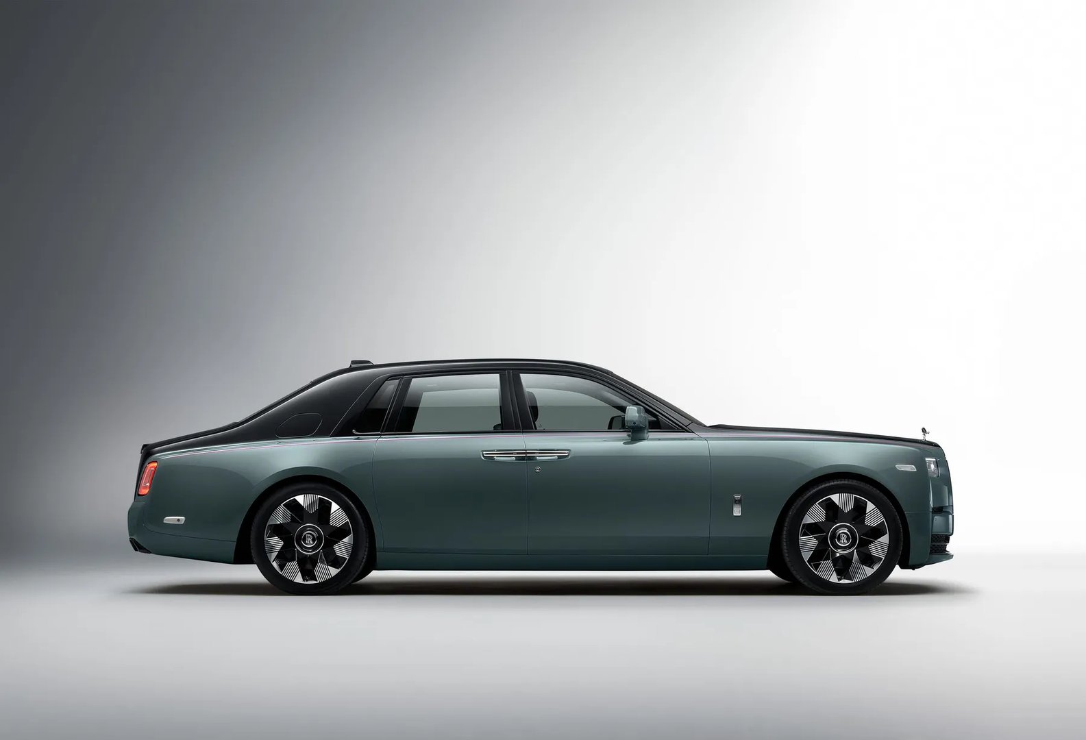 Rolls-Royce_Phantom_8_generation_restyling__Sedan__1.jpg