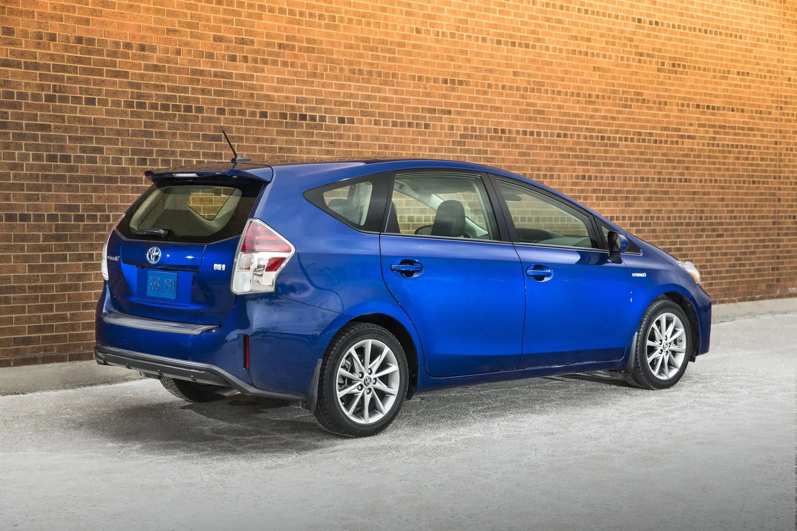 Toyota_Prius_Plus_1_generation_restyling__Estate_5-door__2.jpg