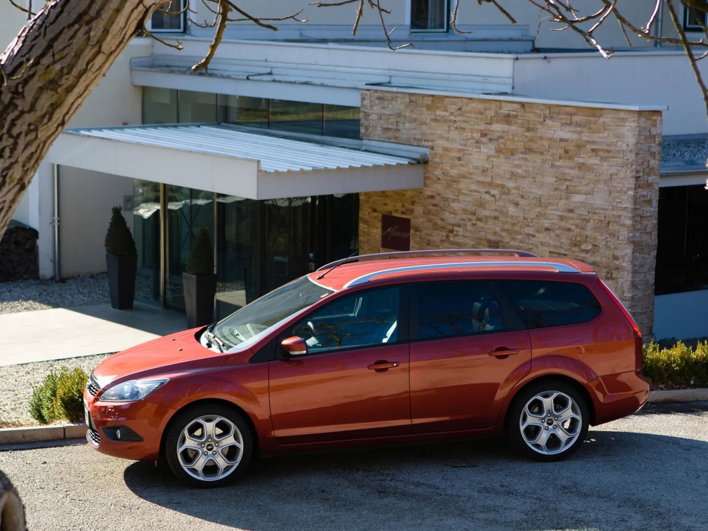 Ford_Focus_2_generation_restyling__Estate_5-door__3.jpg