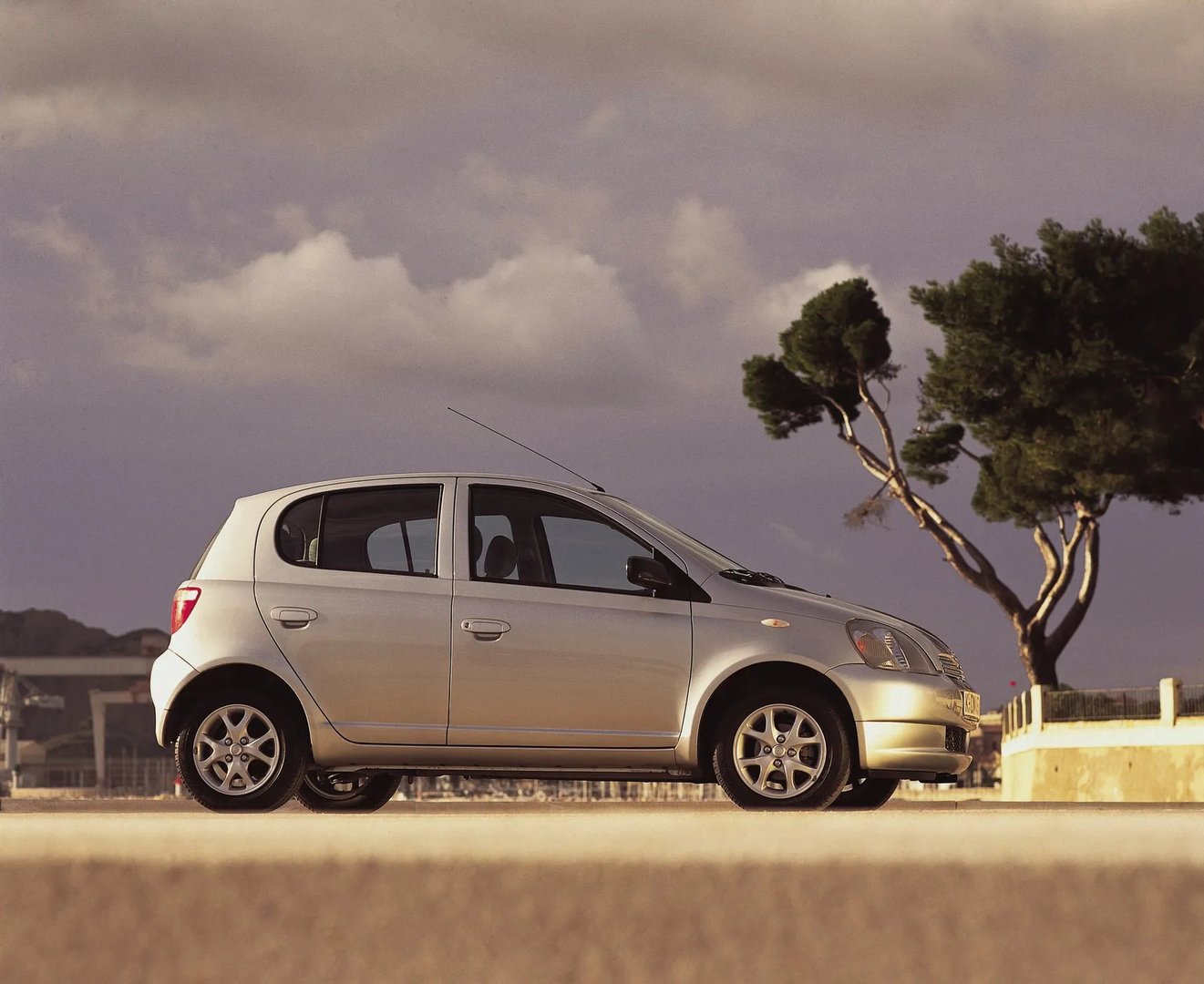 Toyota_Yaris_1_generation__Mini_5-doors__4.jpg