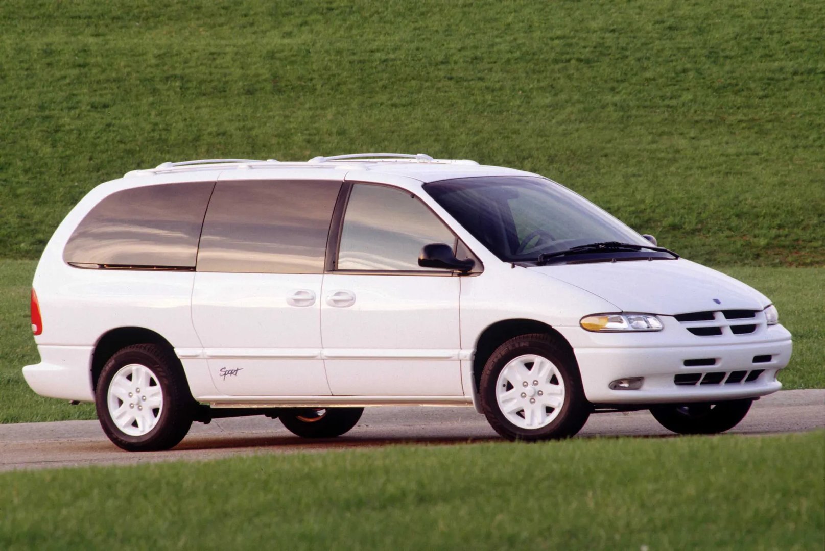 Dodge_Caravan_3_generation__Minivan__6.jpg