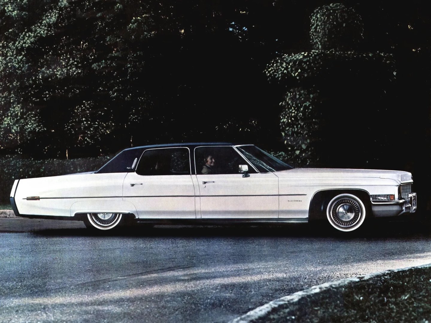 Cadillac_Sixty_Special_10_generation__Sedan__6.jpg