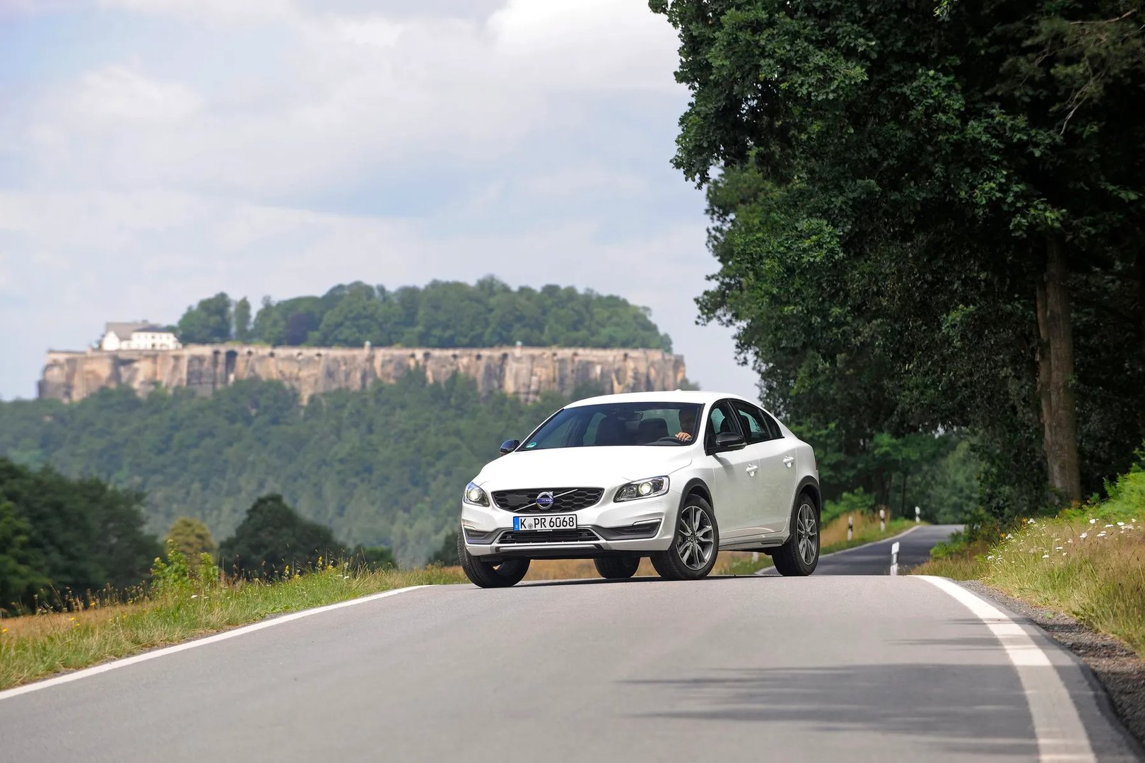 Volvo_S60_Cross_Country_1_generation__Sedan__12.jpg