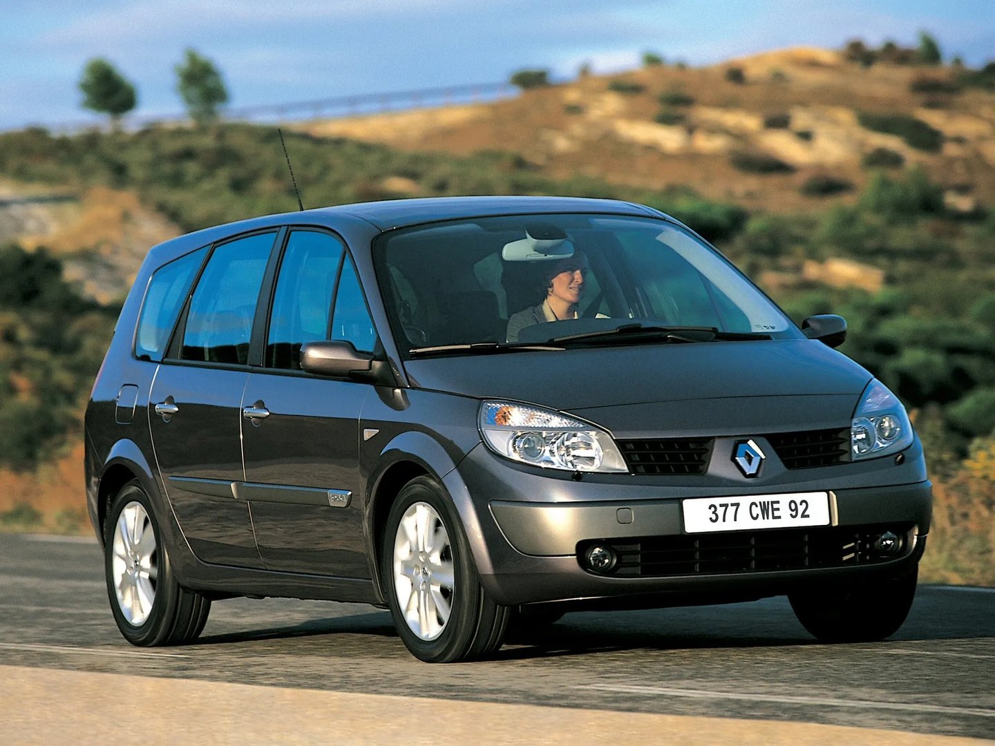 Renault_Grand_Scenic_2_generation__Compact_Van__2.jpg