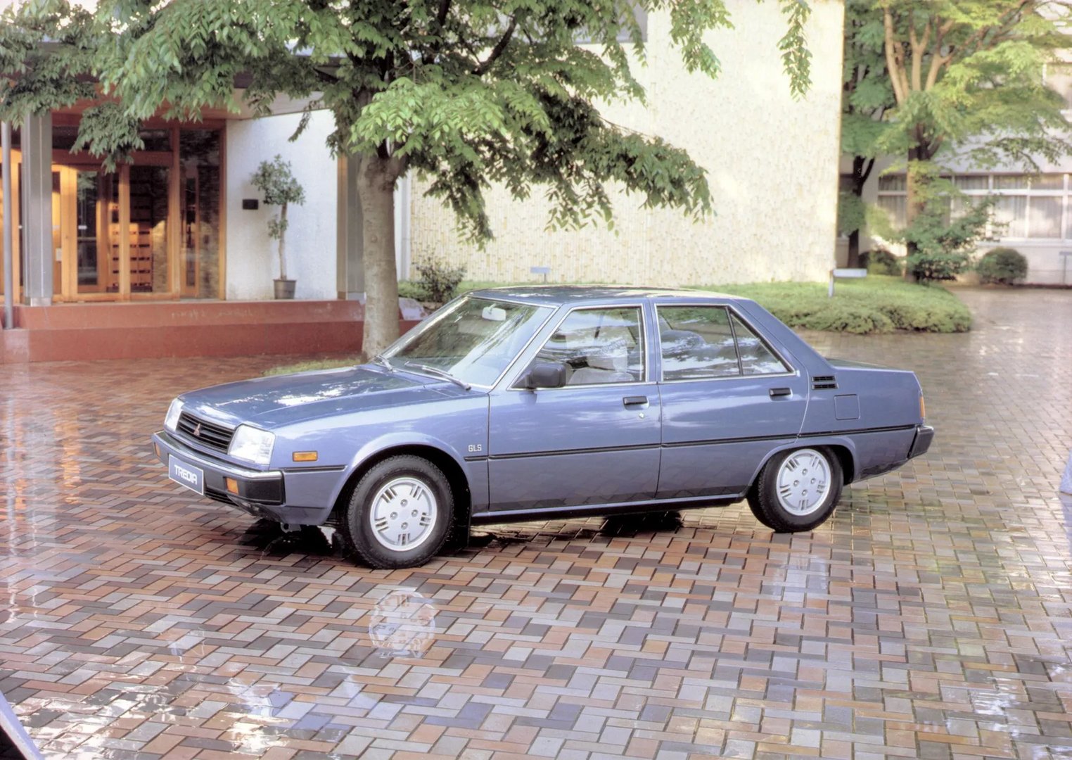 Mitsubishi_Tredia_1_generation__Sedan__2.jpg